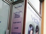 Polep výlohy speciální perforovanou okenní folií OWV (One Way Vision) s digitálním tiskem