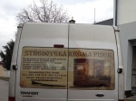 Polep dodávky perforovanou okenní folií OWV (One Way Vision) a singmakingem (řezaná grafika)